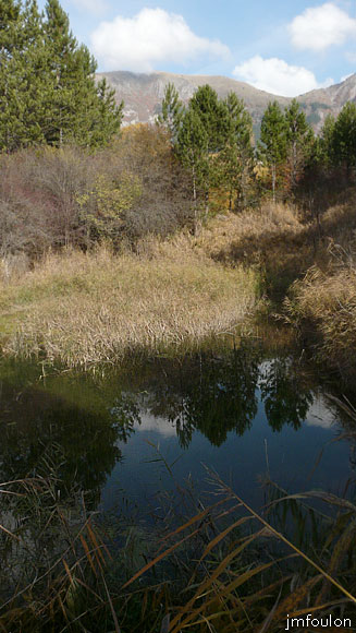 aqueduc-sagnieres-36web.jpg - Une fois passé l'aqueduc, nous continuons le sentier qui passe devant les Sagnières. Ici la première d'entre elles