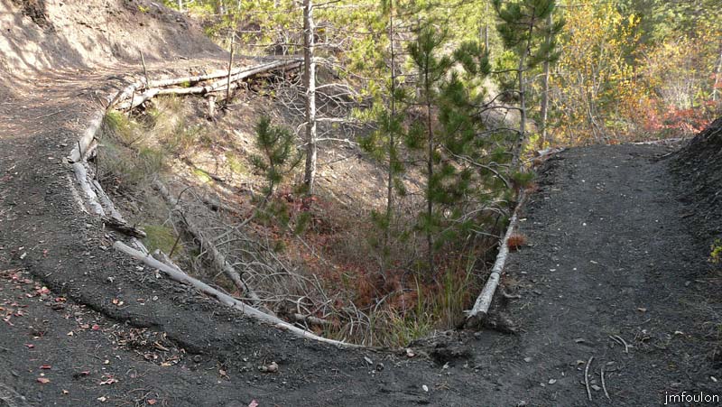 aqueduc-sagnieres-47web.jpg - Nous avons quitté la route et repris le sentier. Ici les fines terres noires des marnes sont plus présentes
