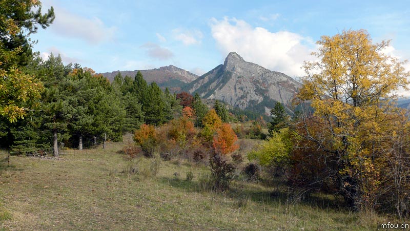 aqueduc-sagnieres-53web.jpg - Nous nous approchons de Clamensane. En face, la montagne de Briançon (1407 m). En arrière plan à gauche, la Barre du Château et le Rocher de Chabrier (1498 m)