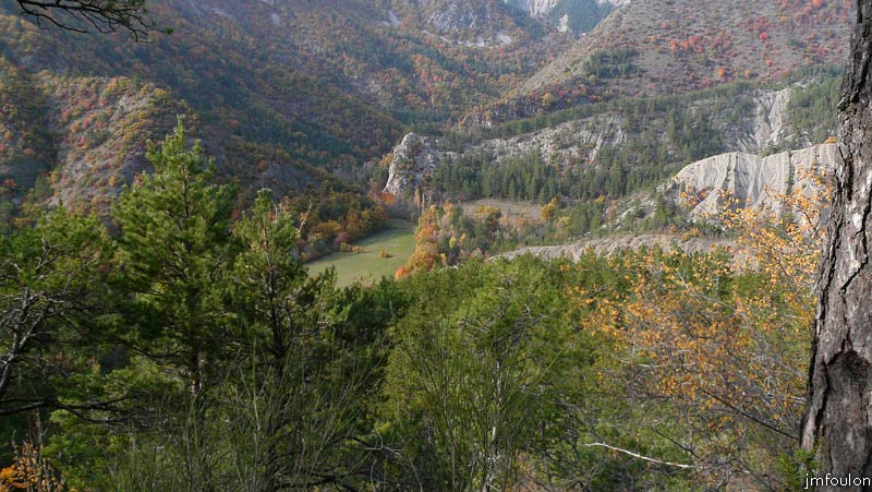 aqueduc-sagnieres-56web.jpg - Vue sur le ravin du Vermeil ou nous étions en début de ballade. Derrière la barre rocheuse en bout du champ à droite, le ravin de Sagnières que nous avons longé