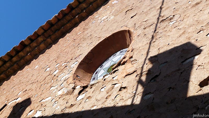 clamensane-eglise-15web.jpg - Haut du pignon Sud de l'église doté d'un oculus centré