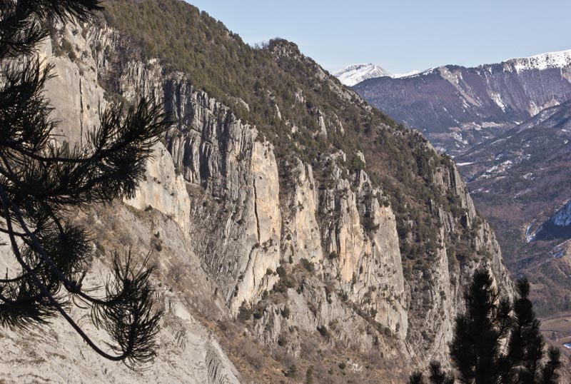 st-amand-37web.jpg - Vue sur la barre du château depuis le sentier juste avant le Col de la Croix