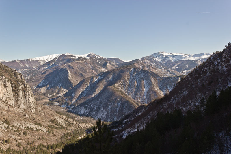 st-amand-38web.jpg - Vue vers le Sud depuis le sentier juste avant le Col de la Croix. La vue est saisissante sur les crêtes enneigées de l'Oratoire à gauche à celles de Coste Belle et des Monges à droite