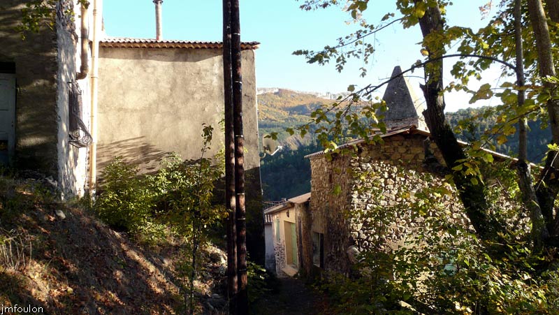 clamensane-45web.jpg - Ce passage rejoint la rue qui mène au bas du village