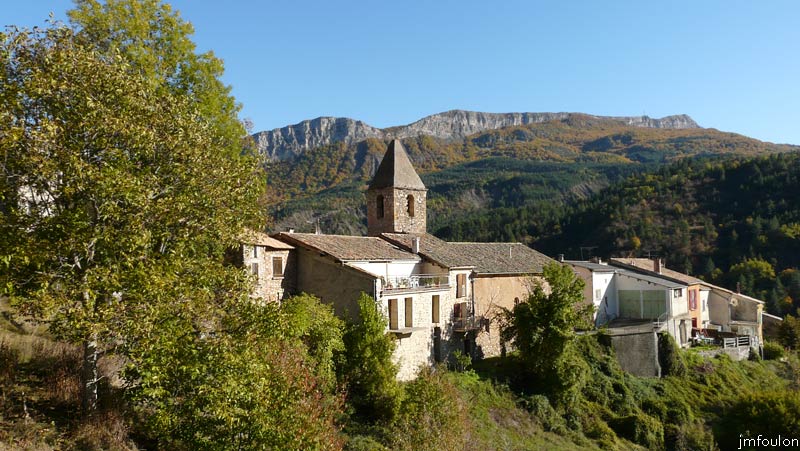 clamensane-48web.jpg - Vue sur les façades Ouest du village. En arrière plan, les montagnes de Reynier et de Jouère séparées par le Pas de Palabiouse que l'on voit juste au dessus du clocher de l'église