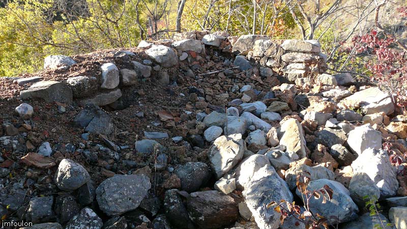 clamensane-vx-44web.jpg - Intérieur de ce bâti. Vu l'épaisseur des murs, j'ai un doute quand à sa fonction défensive. Le mystère reste entier !