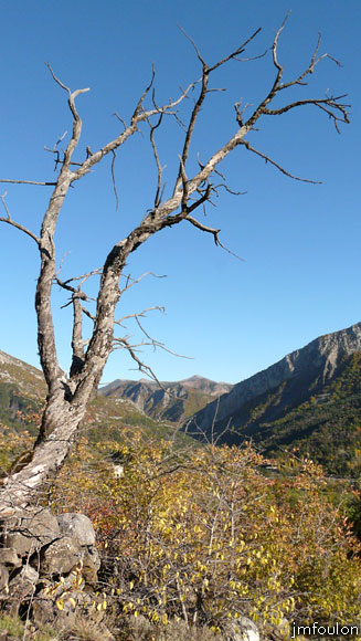 clamensane-vx-52web.jpg - Vue vers l'Est depuis l'emplacement éventuel du château
