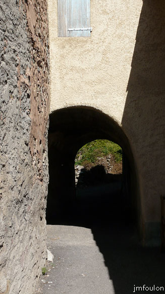 faucon-14web.jpg - Couvert à l'Est du village qui mène vers une longue ruelle orientée Est/Ouest. C'est la partie la plus ancienne du village au pied de la butte castrale