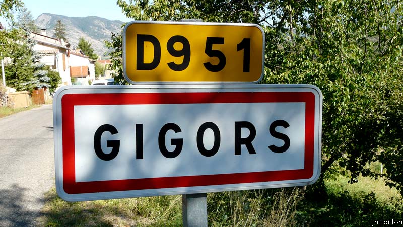 gigors-01web.jpg - Gigors - entrée du village en venant de la Motte-du-Caire