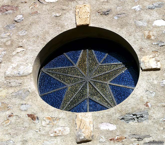 gigors-09web.jpg - Eglise Saint-Laurent - Oculus et son vitrail représentant une étoile à cinq branches