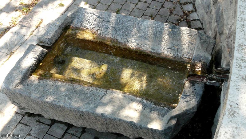 gigors-13web.jpg - Fontaine à trois pièces place de l'église - début XXe