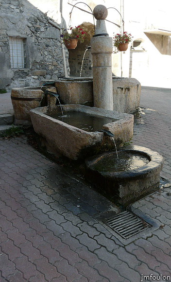 gigors-25web.jpg - La fontaine à cinq pièces (autre vue)