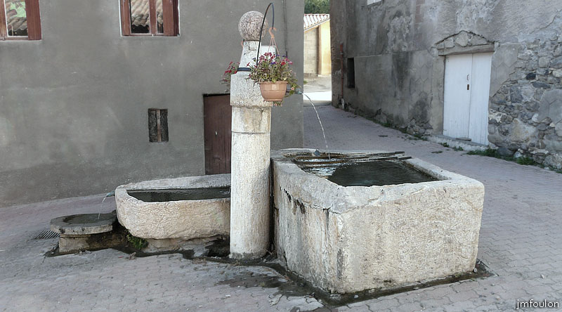gigors-26web.jpg - La fontaine à cinq pièces (autre vue)