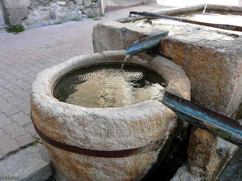 gigors-28web.jpg - La fontaine à cinq pièces (autre vue)