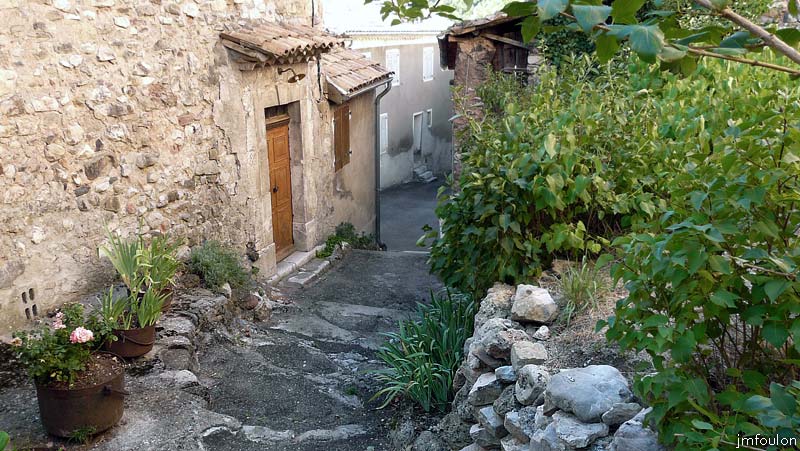 le-caire-34web.jpg - Une peu plus haut dans la ruelle. Façade de droite en montant (partie basse)