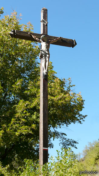 le-caire-60web.jpg - Croix à la sortie Nord du village. A l'Ouest de celle-ci se trouve le chemin qui mène à la Tour de Guet balisé en jaune (voir la galerie dédiée). Au bas de la croix on aperçois le balisage rouge et blanc du GR 653 D - Tour des Hautes Terres de Provence. Il s'agit également du chemin de St Jacques de Compostelle