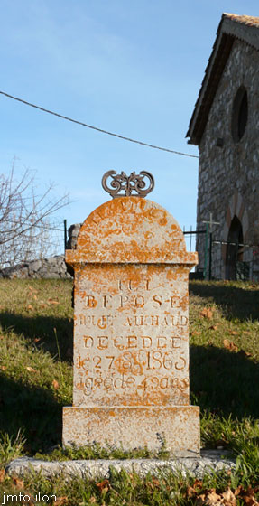 valavoire-eglise-02web.jpg - Eglise Saint-Pancrace - Vieille tombe dans le cimetière attenant à l'église (27 août 1863)