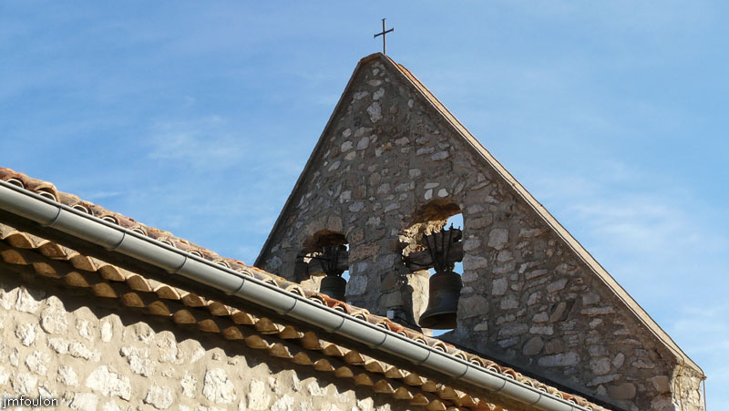 valavoire-eglise-05web.jpg - Eglise Saint-Pancrace - Génoise à deux rangs et le clocher mur surmonté d'une petite croix