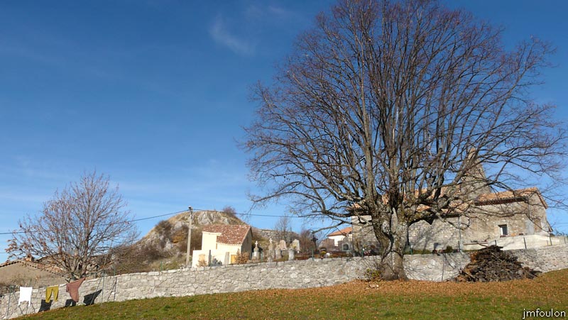valavoire-eglise-11web.jpg - Eglise Saint-Pancrace - De gauche à droite: Le village, la motte castrale, le cimetière et l'église