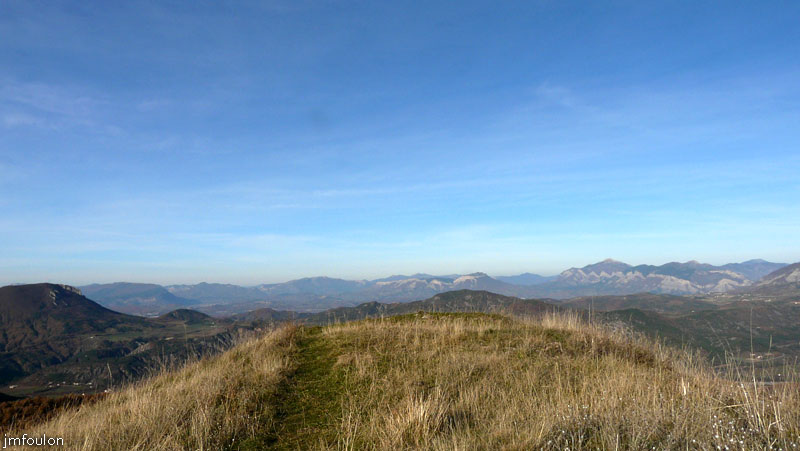 valavoire-45web.jpg - Nous voici au sommet de la butte. D'ici la vue est saisissante. On comprend pourquoi le château était implanté ici