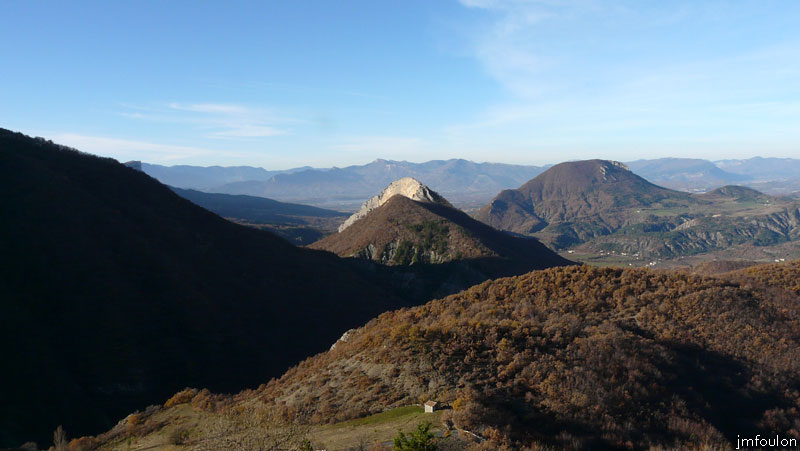 valavoire-46web.jpg - Vue vers le Sud/Ouest depuis la butte castrale. Les petits points blanc à droite, c'est Nibles. D'ici, il était possible de communiquer par signaux avec la tour de guet de la Bâtie (XIIIe)