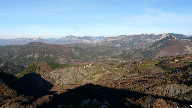 valavoire-47web.jpg - Mais également avec la Tour de Melves (XIIIe) qui se trouve sur le plateau au loin au centre de la photo. On aperçois vers la droite au lointain, la Motte du Caire