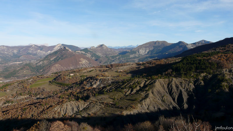 valavoire-49web.jpg - Continuons vers le Nord. Au loin au centre, les massifs du parc régionnal des Ecrins