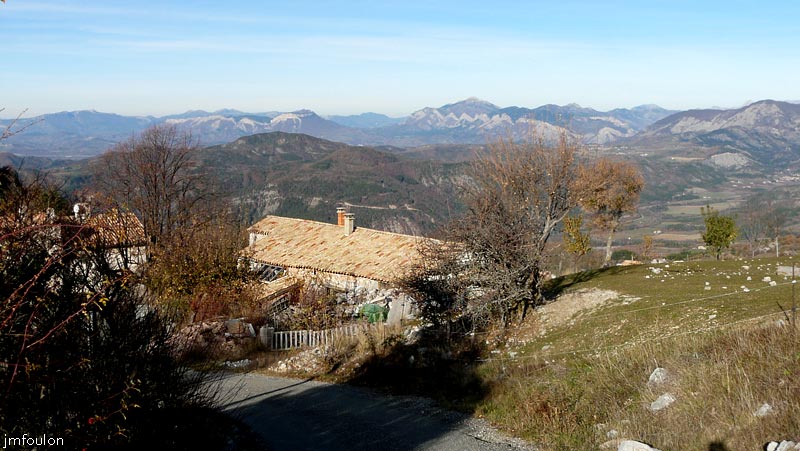 valavoire-52web.jpg - Quittons la butte et montons vers l'Est du village ou se trouve un curieux petit oratoire