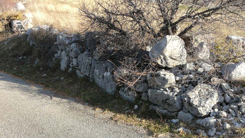 valavoire-53web.jpg - Vieux murs le long de la route qui s'arrête ici et se transforme ensuite en piste