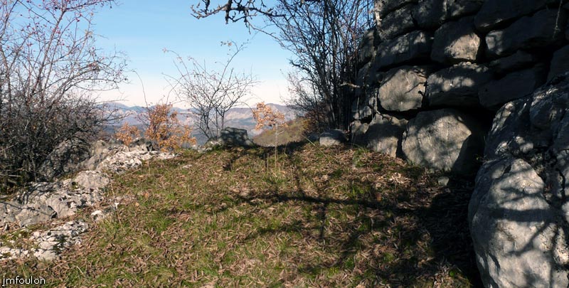 valavoire-68web.jpg - Cette construction comprend deux faces. Une au Sud et l'autre à l'Ouest. Ici à droite la partie Ouest