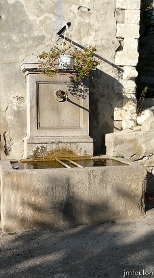 vaumeilh-08web.jpg - Fontaine à l'entrée Ouest du village adossée au mur de l'école communale