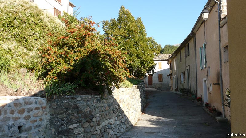 vaumeilh-23web.jpg - Vue vers l'Est sur la rue en haut du passage vue précédemment