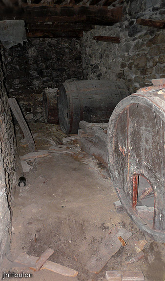 vaumeilh-42web.jpg - Une vielle cave intacte avec ses foudres de bois. Il y avait de la vigne ici jadis avant les ravages fatals causés par le philloxéra au XIXe siècle