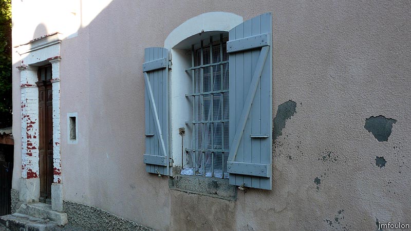 vaumeilh-50web.jpg - En face, la maison Sarlin