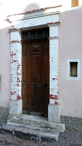 vaumeilh-51web.jpg - La maison Sarlin. Porte bâtie en briques à l'Est de la maison