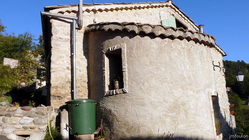 vaumeilh-53web.jpg - Nous voici dans le haut du village. Une petite maison superbement rénovée