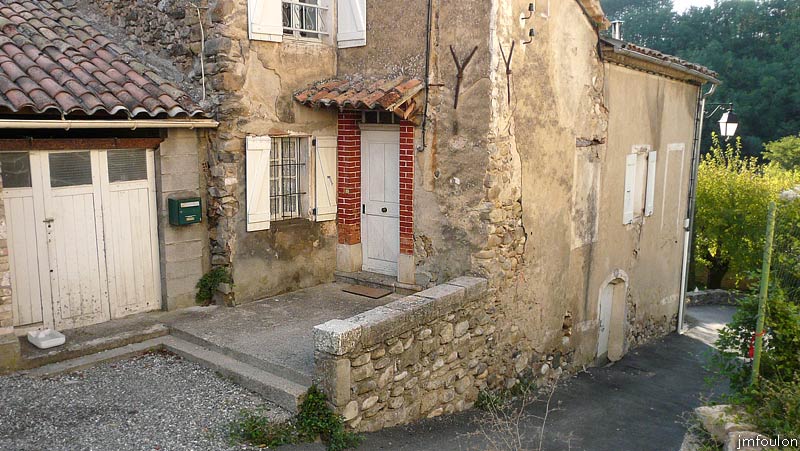 vaumeilh-56web.jpg - Grosse bâtisse dans le haut du village au pied de la butte castrale à l'Est