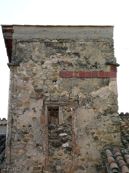 vaumeilh-58web.jpg - Sur le mur Ouest des ex-dépendances de cette bâtisse se trouve les restes d'un pigeonnier. Je pense qu'il s'agit des vestiges du pigeonnier seigneirial dont on sait qu'il éxiste toujours