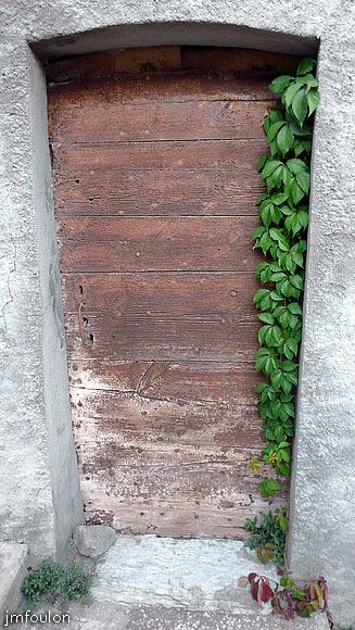 vaumeilh-64web.jpg - Porte sur la façade de droite au centre de l'escalier