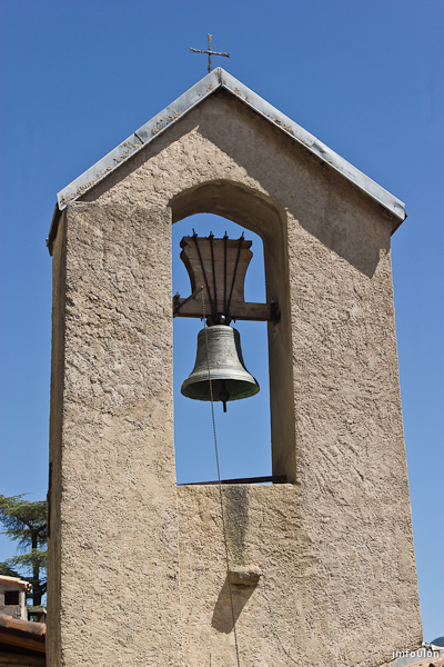 lettret-11.jpg - Le clocher-mur de l'église et son unique cloche.