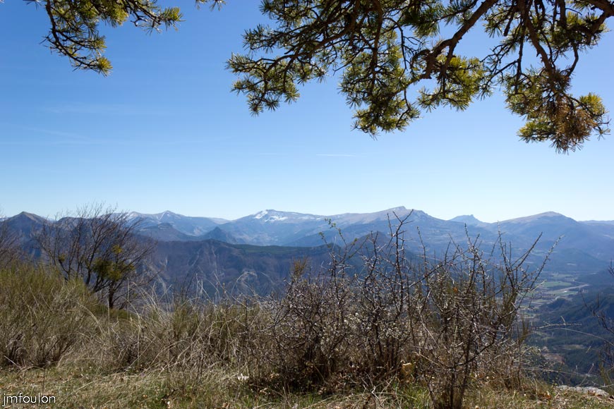 melve-croix-37.jpg - C'est ici que j'ai cassé la croute. A droite on aperçois la Motte du Caire et au loin de gauche à droite au loin: Les crête de Val Haut (2072 m au sommet de l'Oratoire) les Monges (2115 m) Jouère (1886 m). Au 1er plan, le Sommet de Bramefan (1658 m) la Blachère (1282 m) et entre les deux Coste Longue