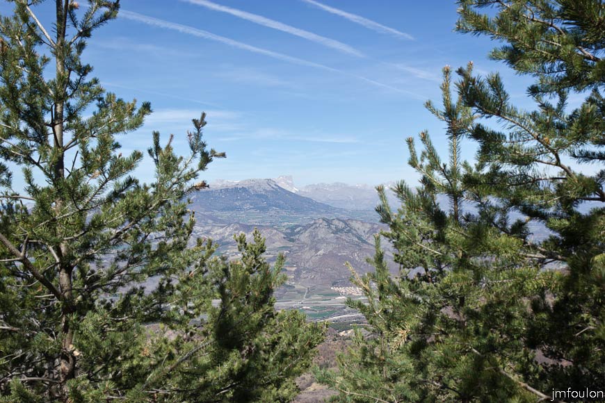 melve-croix-39.jpg - Ici, la vue se dégage vers le Nord. Au loin le Dévoluy et le Pic de Bure (2709 m) Au second plan: Céüse ( 2016 m)