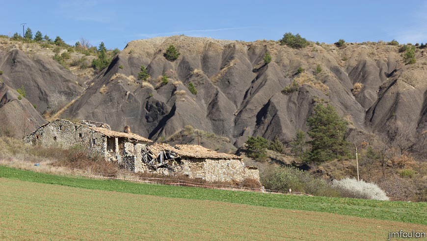 melve-croix-56.jpg - Ruines des Sigauds au lieu-dit Sous Ville, entre le Serre et Melve