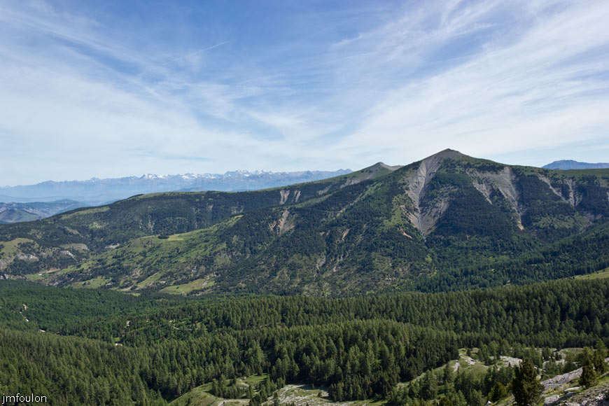 les_monges-032web.jpg - Vue vers l'Est. A gauche l'Oratoire (2072 m) et à droite le sommet de Clot Ginoux ou les Cimettes (2112 m). Au loin les massifs du Parc National des Ecrins