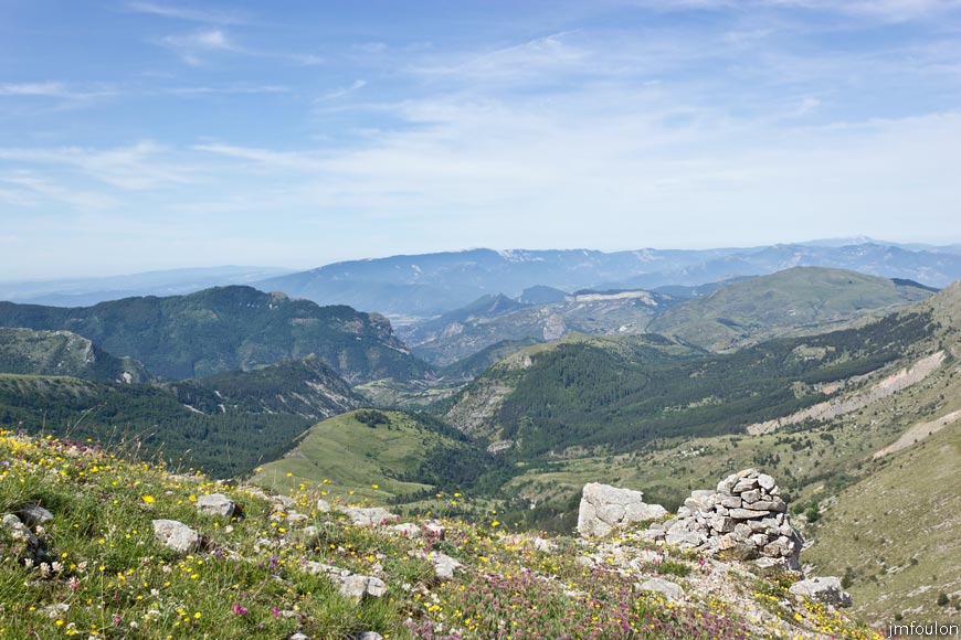 les_monges-036web.jpg - Arrivée au sommet de Coste Belle (2106 m). Au loin à droite Lure et le Mont Ventoux. A gauche tout au fond,  le Luberon (1125 m au Mourre Nègre)