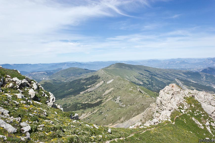 les_monges-053web.jpg - Le sentier entre Coste Belle et les Monges