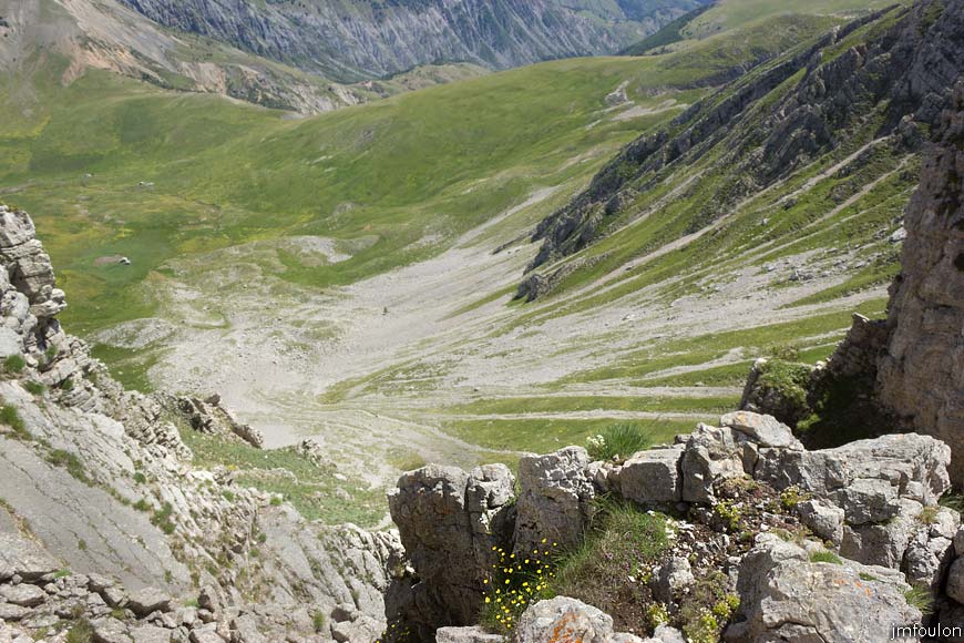 les_monges-060web.jpg - Pierrier à l'ubac des Monges. A gauche, on aperçois la cabane de berger de Clapouse