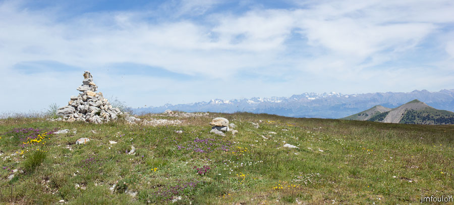 les_monges-070web.jpg - Caïrn au sommet des Monges. Nous sommes à 2115 m