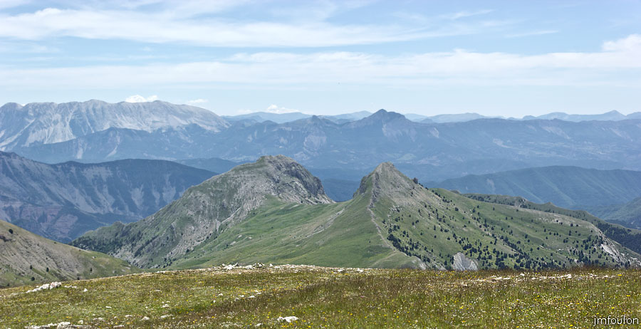 les_monges-073web.jpg - Vue vers le Sud/Est depuis les  Monges. A gauche, la montagne du Cheval Blanc