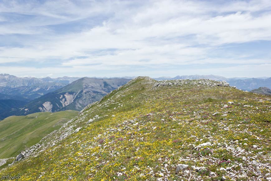 les_monges-075web.jpg - Au second plan vers la gauche, le Blayeul (2189 m). Au loin tout à gauche,la Tête de l'Estrop (2961 m)